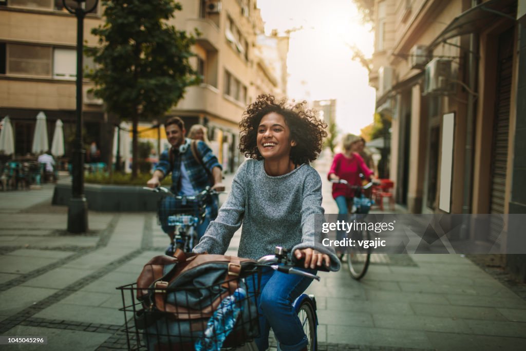 Junge Menschen, die Erkundung der Stadt auf dem Fahrrad