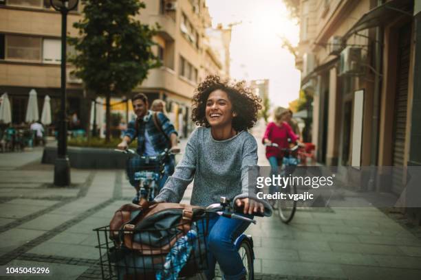 giovani che esplorano la città in bicicletta - esplorazione foto e immagini stock