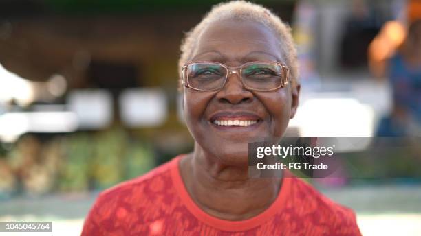 portrait de femme heureuse ethnie africaine senior - africa old woman photos et images de collection