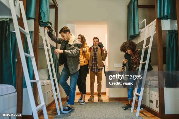 jóvenes mochileros en albergue - albergue juvenil fotografías e imágenes de stock