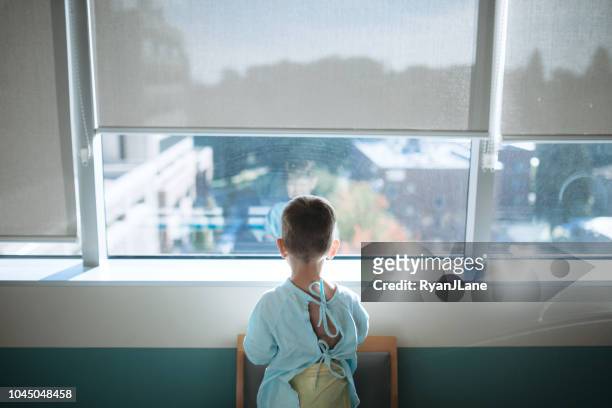 kleinkind im kinderkrankenhaus für chirurgie - child in hospital stock-fotos und bilder