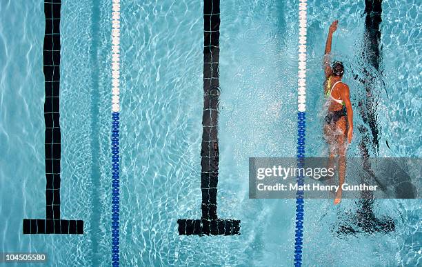 female swimmer in pool - コースロープ ストックフォトと画像