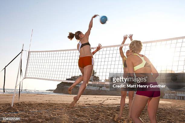 female vollyball players - beach volleyball group stock pictures, royalty-free photos & images