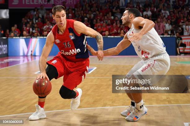 Sefan Jovic of Bayern Muenchen and Maximilian Dileo of Vechta compete for the ball during the easyCredit BBL Bundesliga match between FC Bayern...