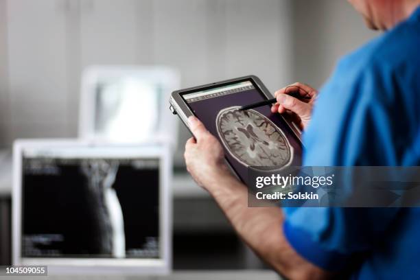 doctor holding portable computer - ultrasonografia médica equipamento de monitoramento - fotografias e filmes do acervo