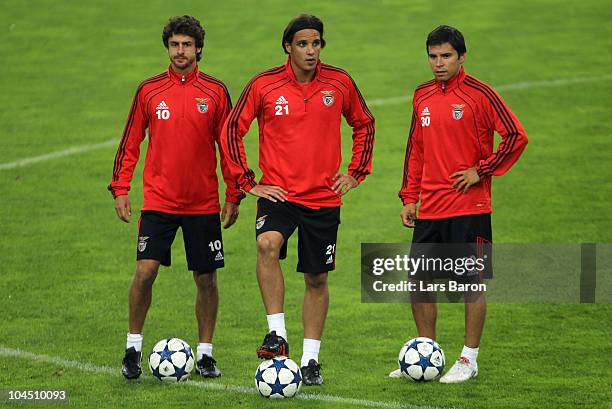 Pablo Aimar, Nuno Gomez and Javier Saviola are seen during a SL Benfica training session ahead of the UEFA Champions League match against FC Schalke...