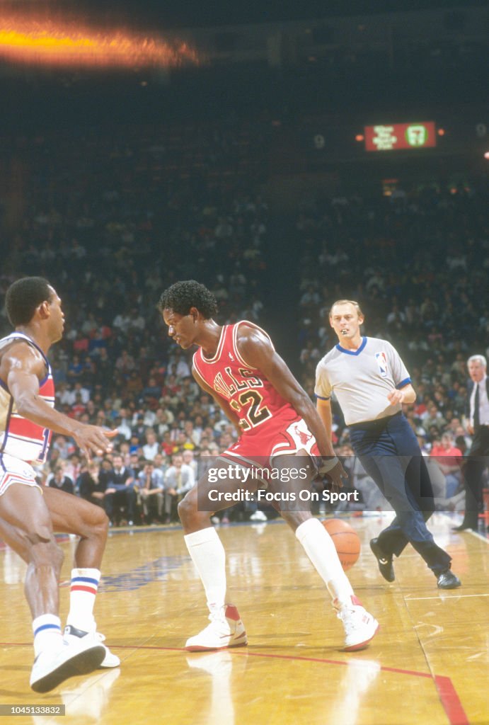 Shell Steve Colter Steve Colter of the Chicago Bulls dribbles the ball behind his back ...