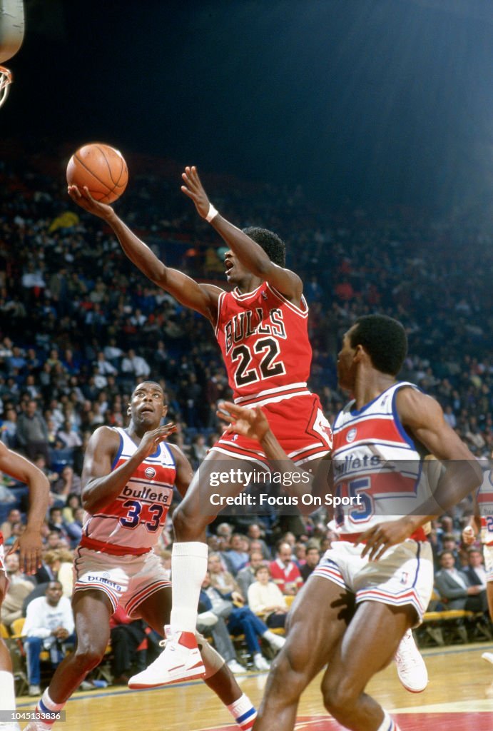 Shell Steve Colter Steve Colter of the Chicago Bulls goes in for a layup against the ...