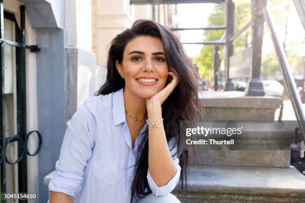 retrato de mujer madura feliz al aire libre - beautiful armenian women fotografías e imágenes de stock