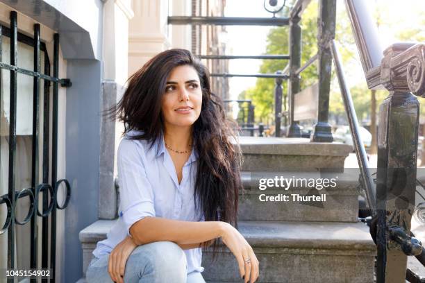 retrato de mujer madura feliz al aire libre - beautiful armenian women fotografías e imágenes de stock