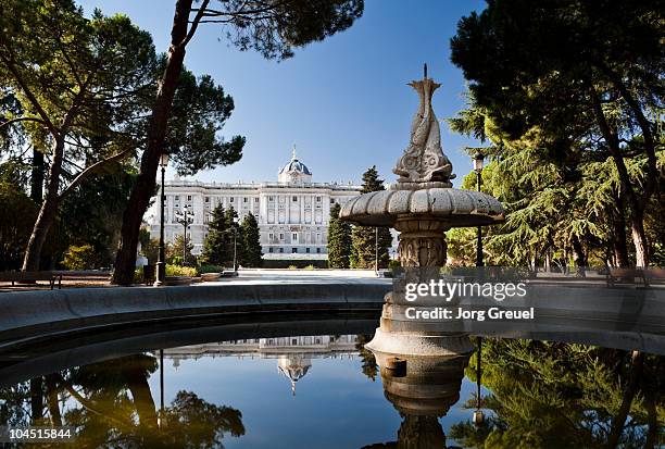 jardines de sabatini - sabatini gardens - koninklijk paleis van madrid stockfoto's en -beelden