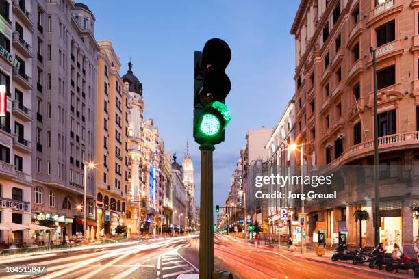 traffic light at gran via (dusk) - feu de signalisation pour véhicules photos et images de collection
