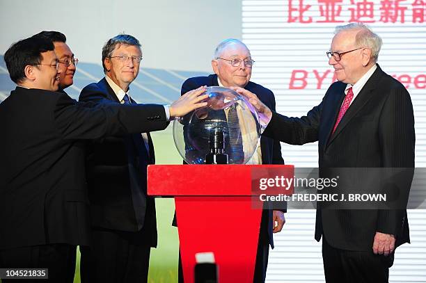 Leading US businessmen Warren Buffett , Charles Munger and Bill Gates join Deng Xiaogang , vice chairman of Tibet Autonomous Region and Wang Chuanfu...