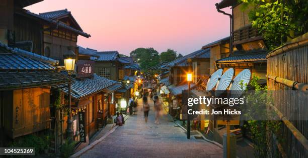 dusk falls on a street near kiyomizu-dera. - kioto prefectuur stockfoto's en -beelden