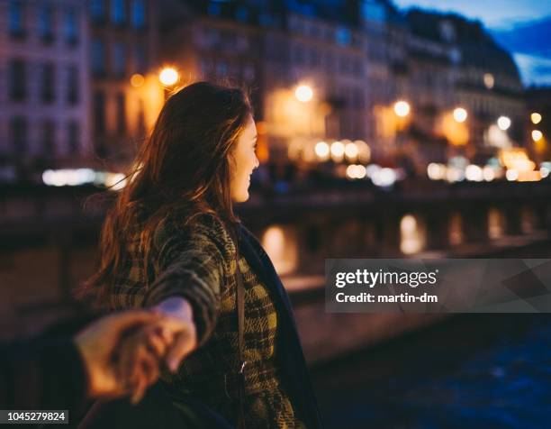 night in paris - couple paris stock pictures, royalty-free photos & images