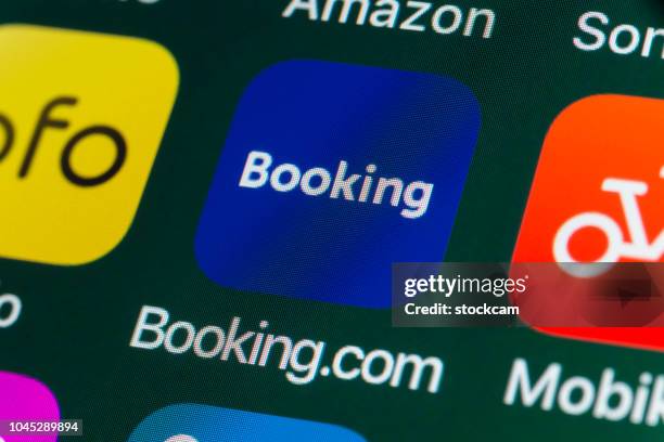 booking.com, ofo, mobike en andere apps op iphonescherm - and booking com application stockfoto's en -beelden