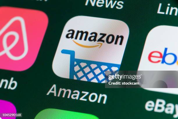 airbnb, amazon, ebay, news und andere apps auf dem iphone-bildschirm - amazon logo stock-fotos und bilder