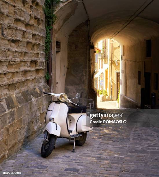 vespa scooter in een middeleeuwse steegje, città di castello umbria italië - vespa scooter stockfoto's en -beelden