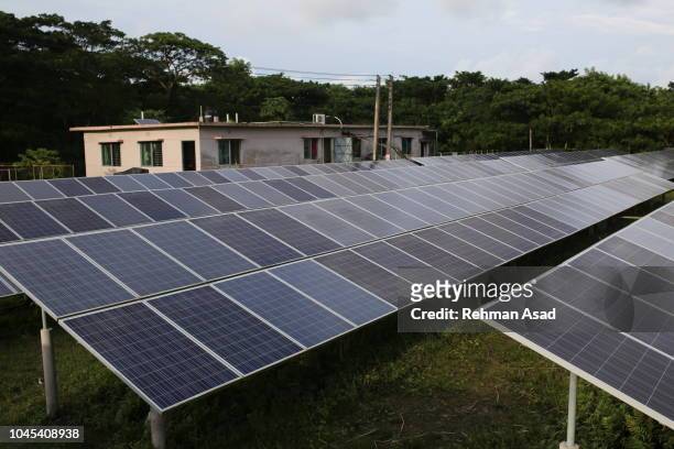 solar panels in island - zonne eiland stockfoto's en -beelden