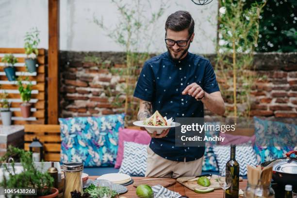 chef-salat mit stolz in seiner hand hält - radicchio stock-fotos und bilder