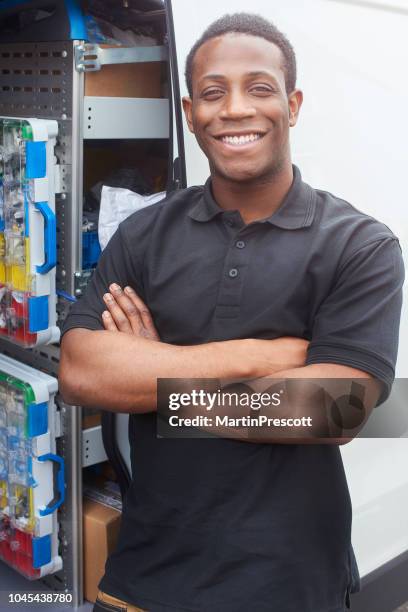 handelaar glimlachend naast zijn busje - tradesman toolkit stockfoto's en -beelden