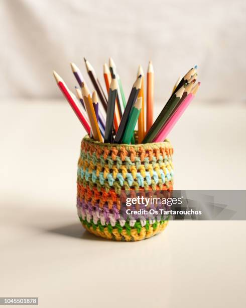 colorful crochet vase with colour pens inside - etui stockfoto's en -beelden