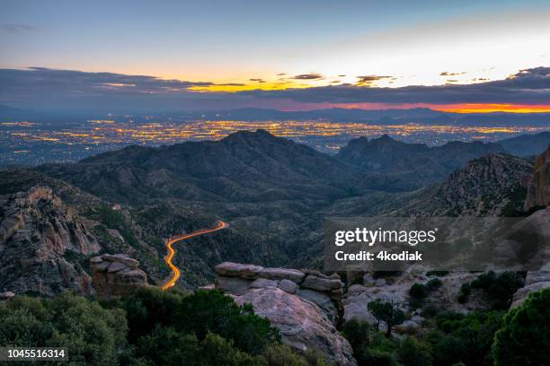 tucson arizona aus mt lemmon nach sonnenuntergang - berg mount lemmon stock-fotos und bilder