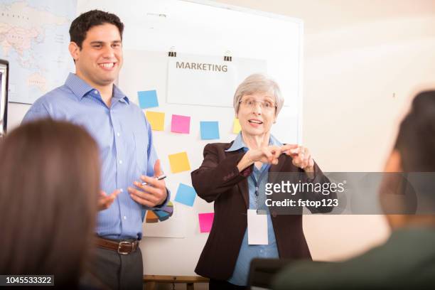 interpreter ondertekening tijdens zakelijke bijeenkomst. - gebarentaal stockfoto's en -beelden