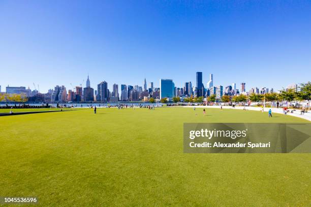 hunter's point south park in queens and manhattan skyline, new york city - business south america stock-fotos und bilder