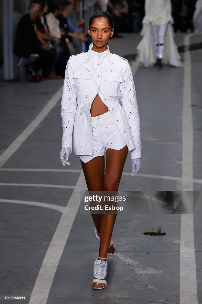 Off-White : Runway - Paris Fashion Week Womenswear Spring/Summer 2019