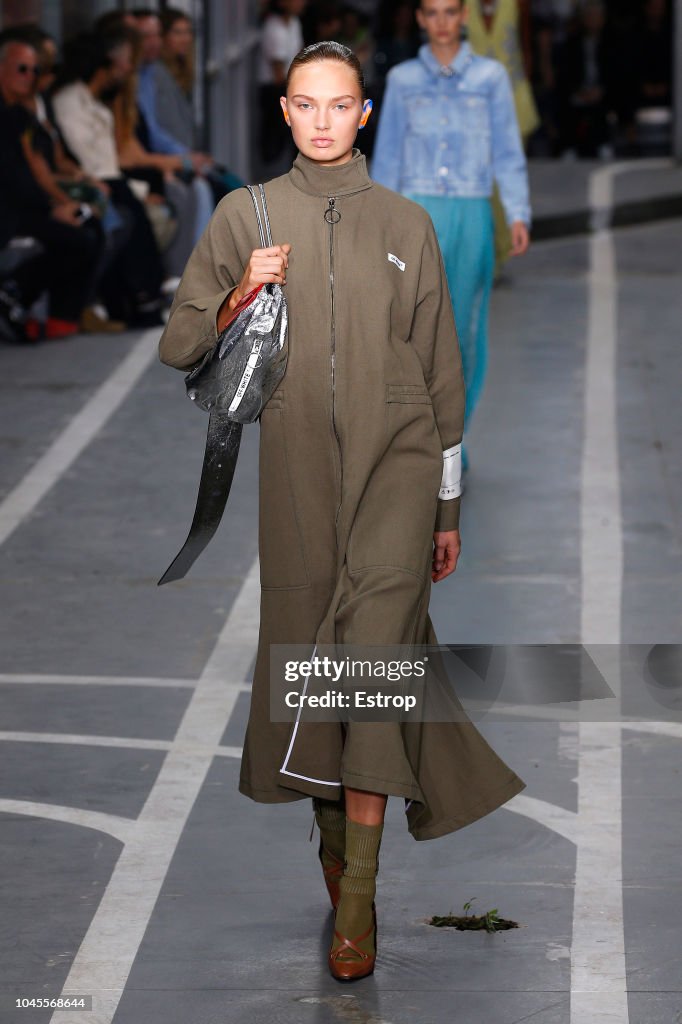 Off-White : Runway - Paris Fashion Week Womenswear Spring/Summer 2019