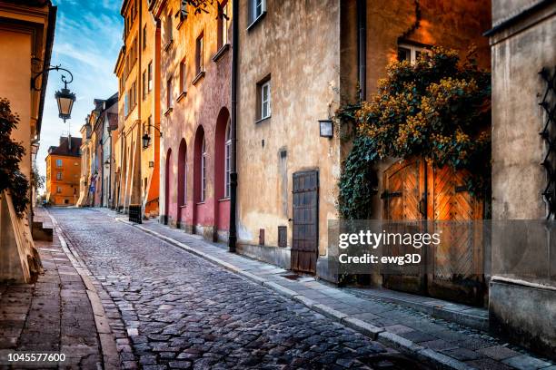 herfst uitzicht op de straat van de berk in de ochtend in de oude binnenstad van warschau polen - europese cultuur stockfoto's en -beelden