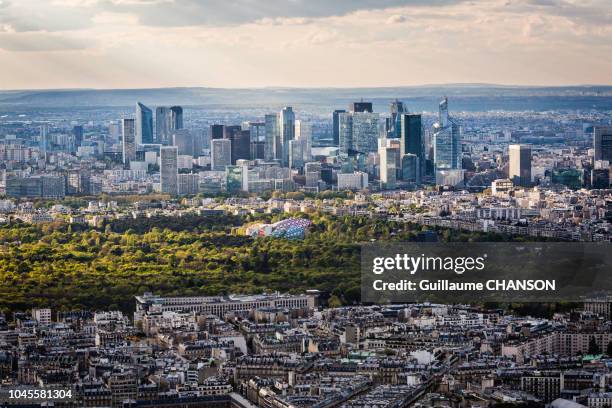 view over the financial district of la défense and the louis vuitton foundation museum at sunset, paris, france. - louis vuitton foundation stockfoto's en -beelden