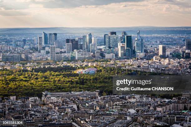 view over the financial district of la défense and the louis vuitton foundation museum at sunset, paris, france. - louis vuitton foundation stock pictures, royalty-free photos & images