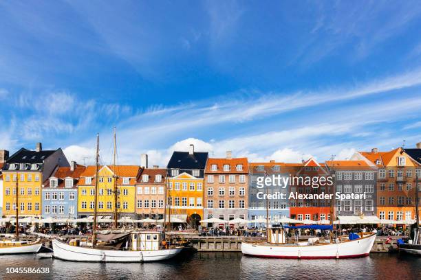 colorful vibrant houses at nyhavn harbor in copenhagen, denmark - copenhagen foto e immagini stock