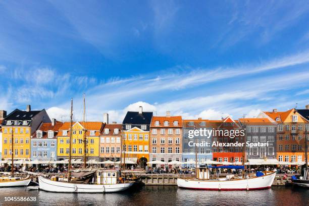 colorful vibrant houses at nyhavn harbor in copenhagen, denmark - ヨーロッパ　町並み ストックフォトと画像