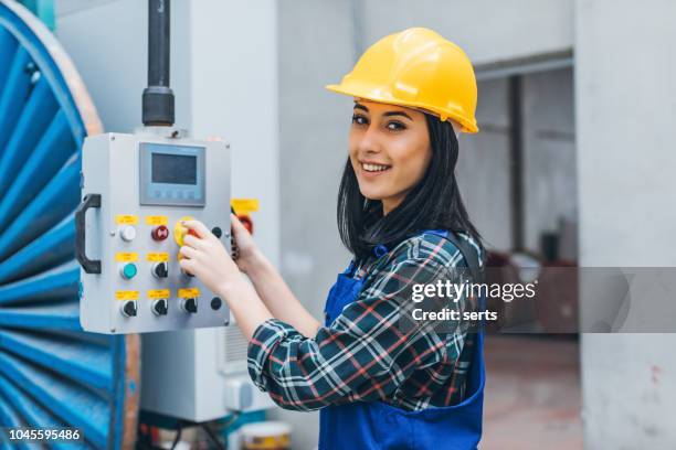 industriebetrieb arbeitnehmerin maschine in betrieb - schaltschrank stock-fotos und bilder
