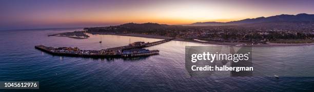 aerial panorama de santa barbara, ca ao entardecer - santa barbara california - fotografias e filmes do acervo