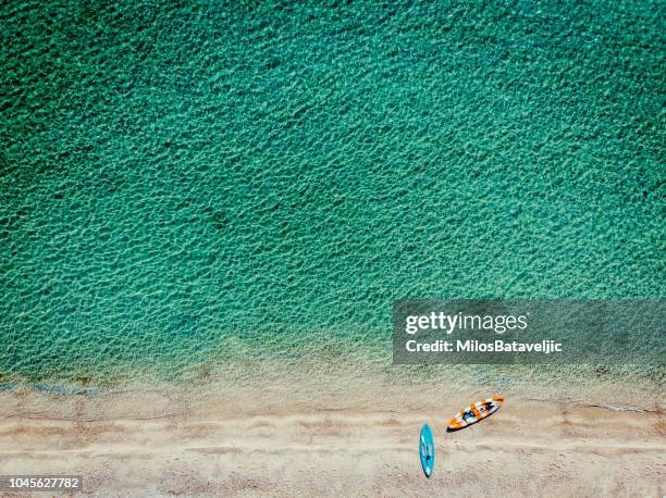 luftbild-drohne bild des strandes - ionian islands stock-fotos und bilder