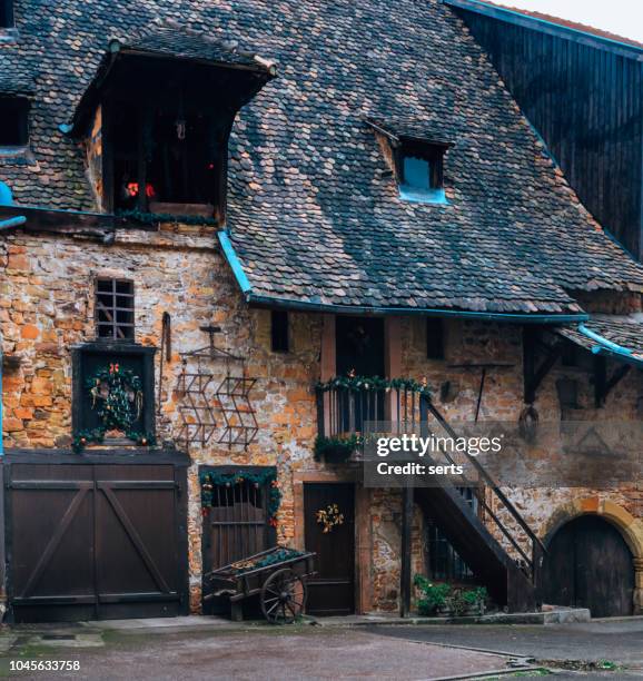 traditionele middeleeuwse gebouw in colmar, frankrijk - colmar stockfoto's en -beelden