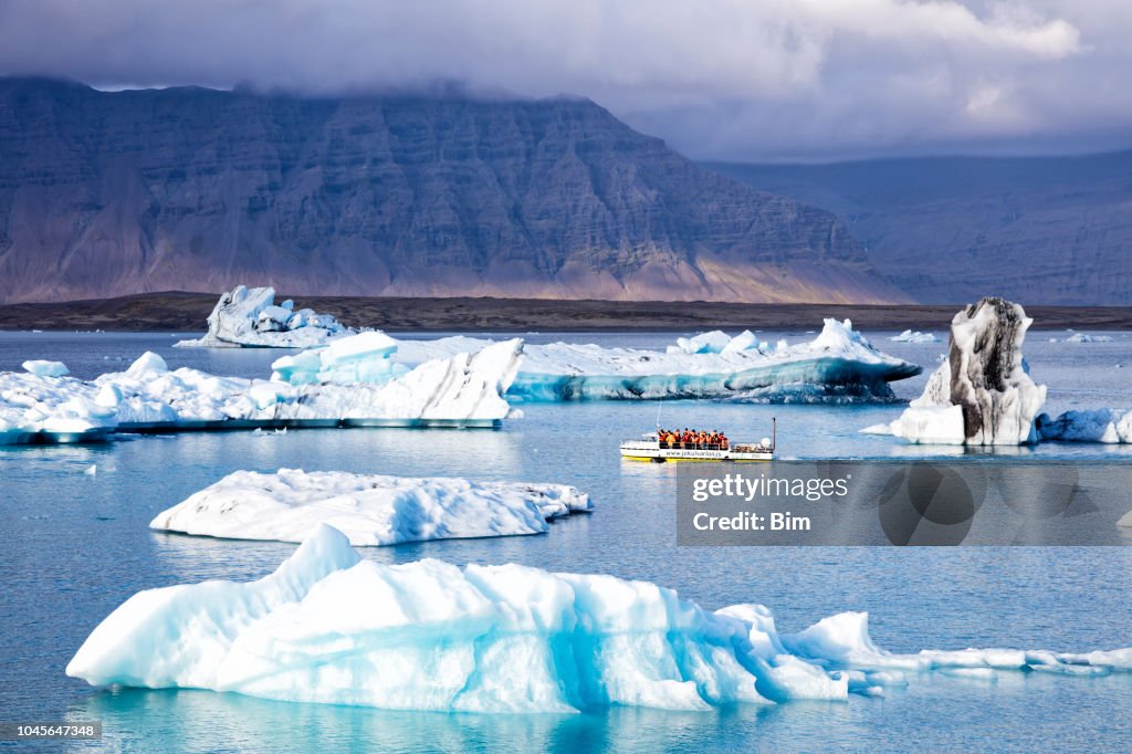 Anfíbios de passeio de barco na lagoa glaciar de Jokulsarlon, Islândia