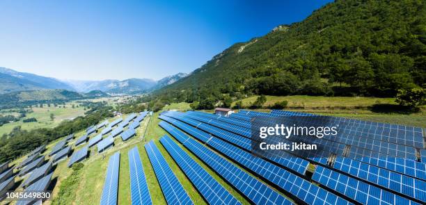 luftaufnahme der photovoltaik-anlage - solarkraftwerk stock-fotos und bilder