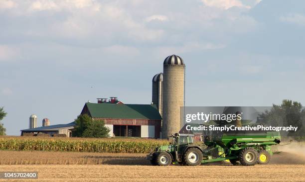 john deere kombinieren ernte sojabohnen - john deere tractor stock-fotos und bilder