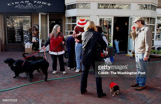 December 16, 2006 CREDIT: Susan Biddle / TWP. Reston, VA EDITOR: Giuliana Pets get their photos made with Santa Paws at Reston Town Center. Money is...