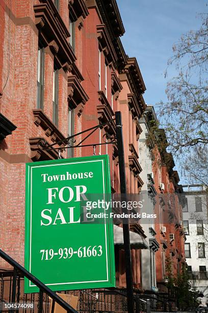 for sale sign in front of a townhouse, brooklyn, new york, usa - brooklyn brownstone foto e immagini stock