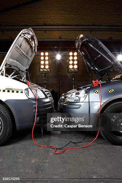 two crash test cars with jumper cables - cabos para arranque auxiliar imagens e fotografias de stock