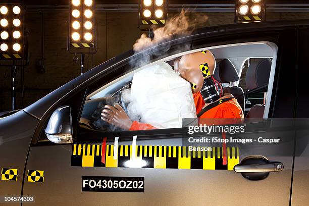 an airbag deploying during a crash test - crash test dummy stockfoto's en -beelden