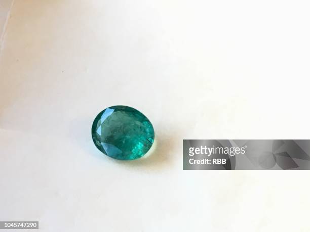 pachu stone (emerald gemstone) - smaragd stock-fotos und bilder