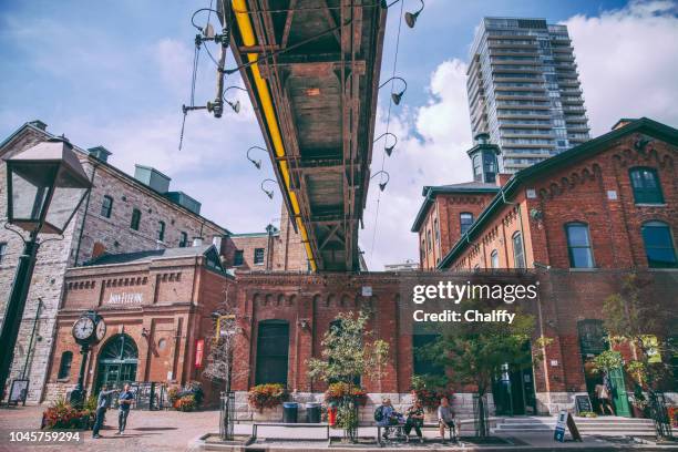 the distillery district - toronto, ontario - distilleria foto e immagini stock