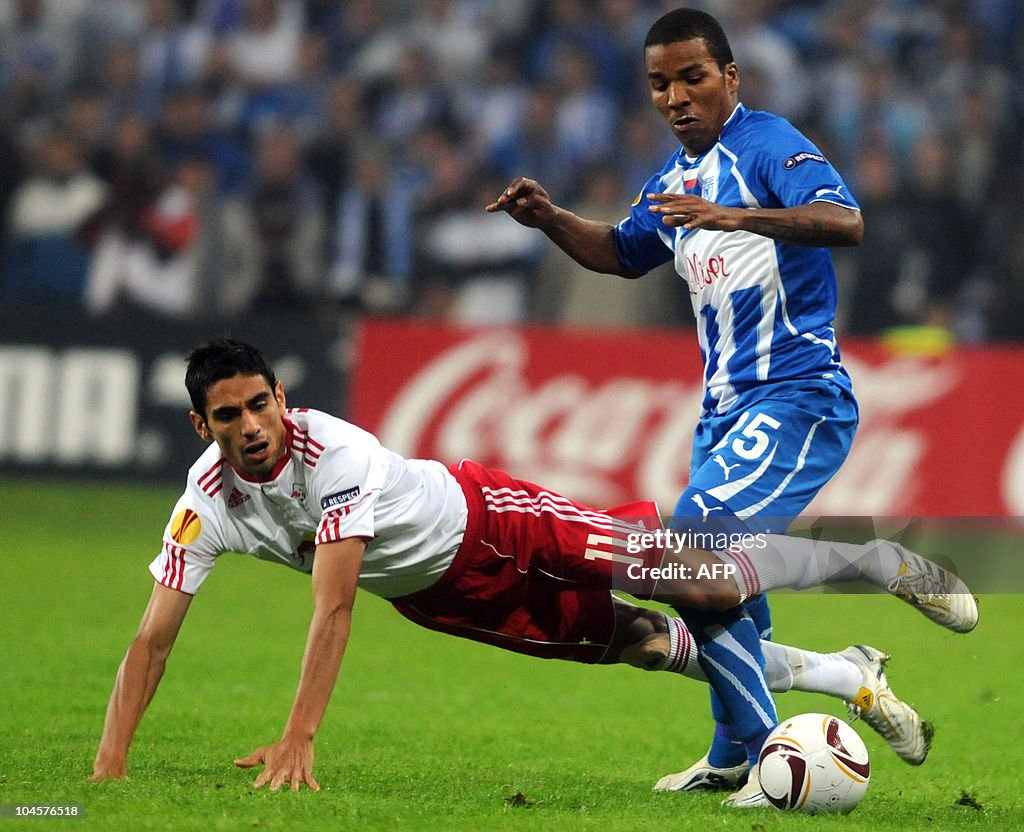 Gonzalo Eulogio Zarate of FC Salzburg fights for the ball with Luis